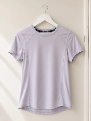Ljuslila träningströja H&M Sport - Snygg ljuslila träningströja från H&M Sport med rund hals och korta ärmar. Tillverkad i ett lätt och snabbtorkande funktionsmaterial som andas, perfekt för gymmet eller löprundan. Diskret design utan tryck eller mönster.
