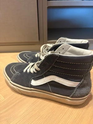 Mörkblå Vans sneakers - Säljer dessa skor då de inte kommer till användning längre. Pris kan diskuteras. 