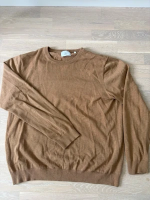 Ljusbrun tröja från Bläck - En ljusbrun tröja från det fina märket Bläck. Tröjan är i bra skick och passar till allt, snygg och stilren. Materialet är skönt och mjukt! Passar L och XL 
