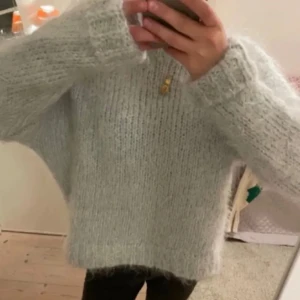 hm mohair tröja - Supermysig ljusgrå stickad tröja med oversized passform och långa ärmar. Tröjan har en fluffig känsla och breda muddar vid ärmslut och nederkant. Perfekt till allt, tröjan har aldrig kommit till användning💕