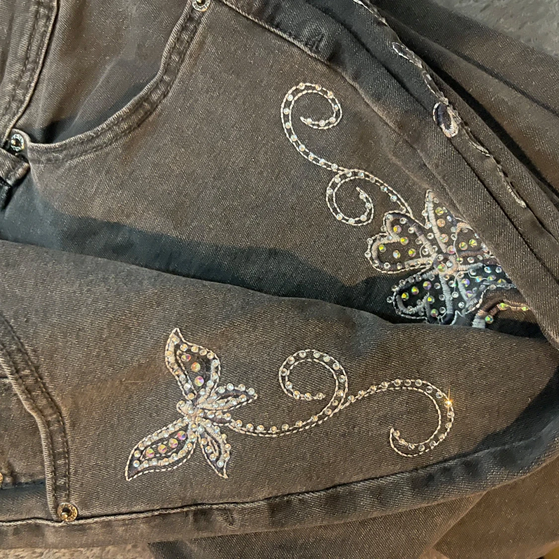 Gråa jeans med strass - 1