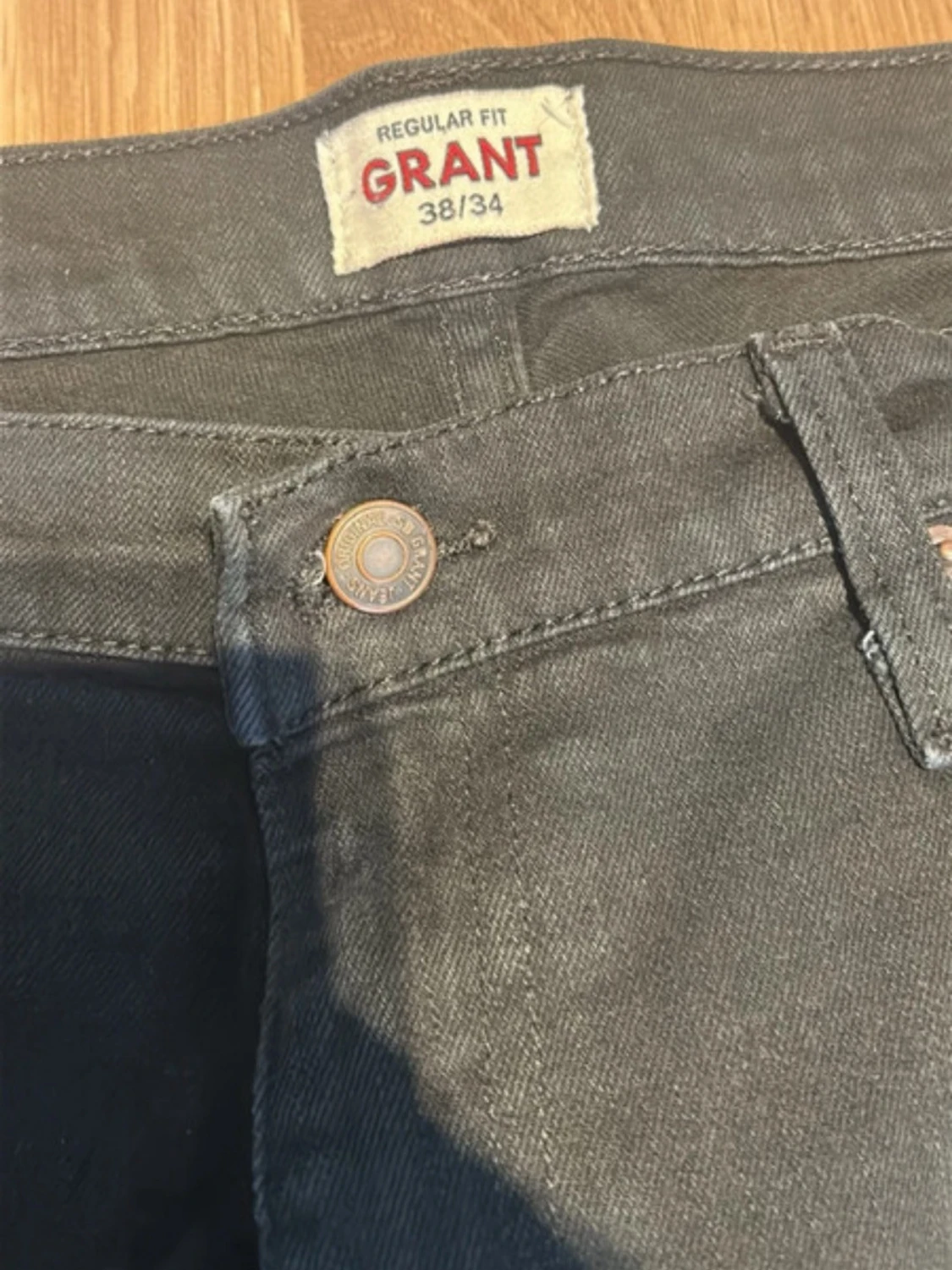 Svarta regular fit jeans från Grant - 1