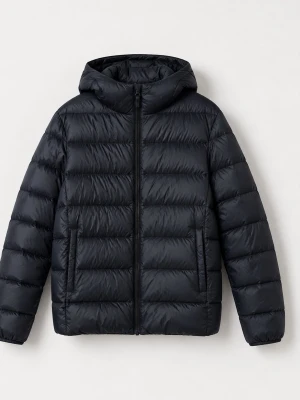 Grå pufferjacka med huva. Storlek XL. - Snygg svart pufferjacka med huva och dragkedja framtill. Jackan har två sidofickor och quiltad design med breda kanaler. Perfekt för kalla dagar och ger en modern look. Tillverkad i ett glansigt material som håller värmen bra.