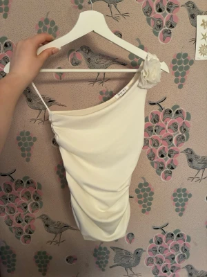 White oneshoulder top - White oneshoulder top AMISU brand XS.