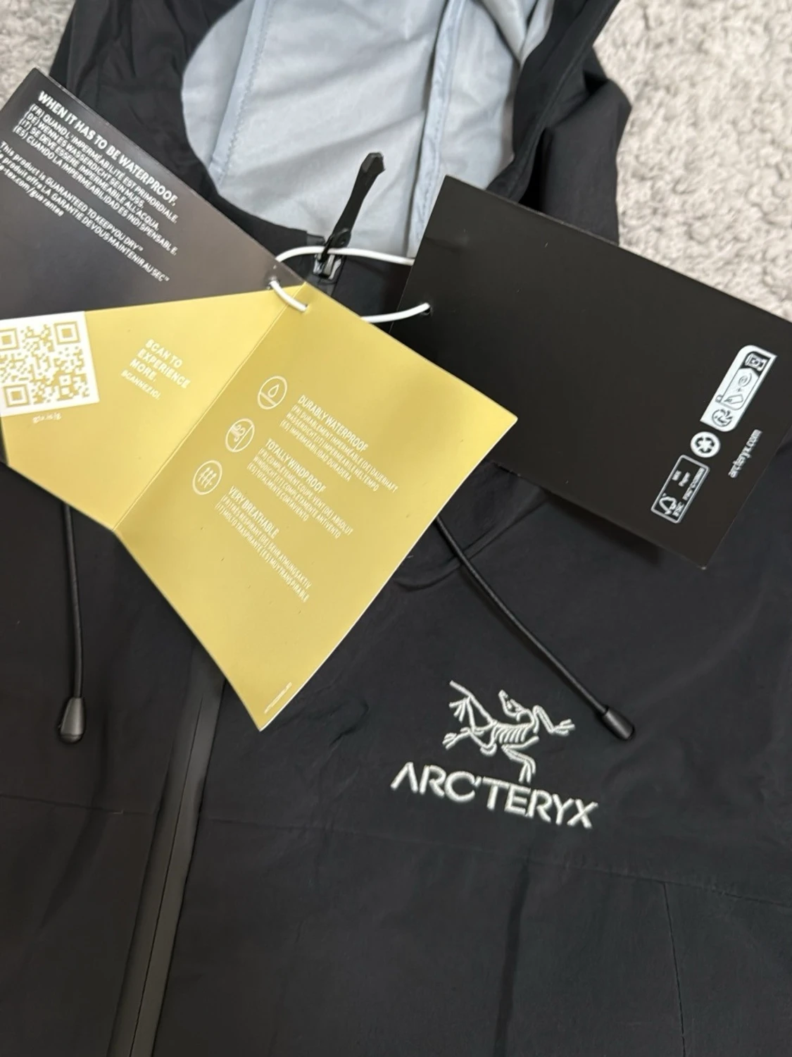 Svart Arc'teryx regnjacka med huva - 2