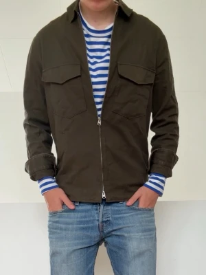 Olivgrön Overshirt med dragkedja  - Olivgrön Overshirt med dragkedja i strl S! Bra skick utan nåra defekter och hör gärna av er vid frågor elr funderingar!!