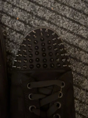Svarta sneakers med nitar - Unika svarta sneakers med coola silverfärgade nitar på tån och svarta snören. Skorna har en låg profil och en klassisk gummisula. Perfekta för dig som vill sticka ut med en edgy stil. De är bara att skriva om ni har frågor 🙏 