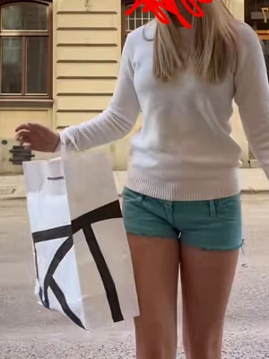 Turkosa shorts från Diesel - Snygga turkosa shorts från Diesel med råa kanter och klassisk femficksdesign. Shortsen har en låg midja och är tillverkade i bomull, perfekta för varma dagar. Diesel-logga bak på linningen ger en cool detalj.