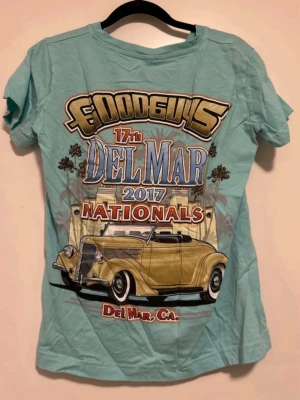 Goodguys Del Mar Nationals t-shirt - Ljusblå t-shirt från Goodguys med stort tryck på ryggen från 17th Del Mar Nationals 2017 och en klassisk bil i gult. Mindre tryck på bröstet. T-shirten har korta ärmar och v-ringning. Perfekt för dig som gillar bilar och coola eventmotiv.