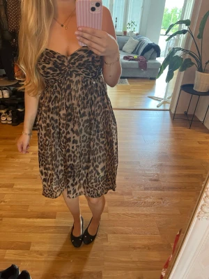 Leopardmönstrad klänning  - Fin leopardmönstrad klänning utan band från Nelly, aldrig använd🌸Storlek M