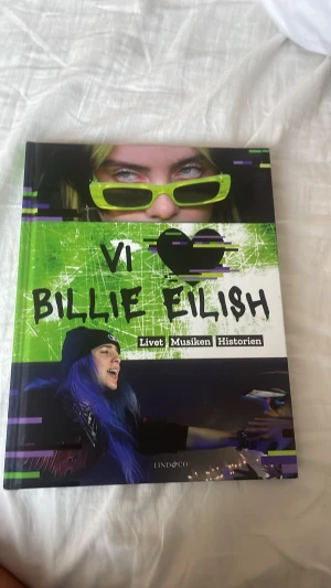 Billie Eilish: Livet Musiken Historien - En färgstark och inspirerande bok om Billie Eilish, fylld med fakta, snygga foton, quiz och citat. Perfekt för fans som vill veta mer om hennes liv. (Finns ej att köpa längre)