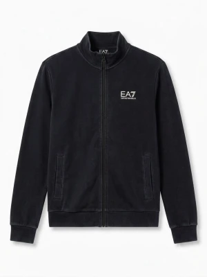 Svart ziptröja från EA7 Emporio Armani - Svart ziptröja med hög krage från EA7 Emporio Armani. Tröjan har vit logga på bröstet, två sidofickor och ribbade muddar. På ryggen finns vita ränder upptill. Tillverkad i mjuk bomullsblandning för en clean och sportig look. Tröjan är lite urtvättad.