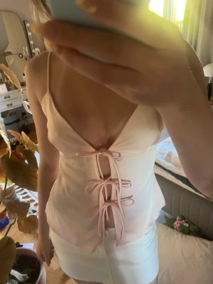 Ljusrosa linnetopp från Gina Tricot - Supersöt ljusrosa linnetopp från Gina Tricot med smala axelband och  v-ringning. Aldrig använd💕💕