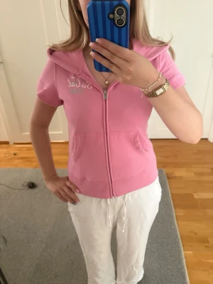 Kortärmad hoodie från hollister - Säljer denna jättefina hoodien från hollister!! Köpt i Kanada för typ 2 månader sedan💞 skriv för frågor! Priset går alltid att diskutera🫰🏼🥰 är storlek M men skulle säga att den även passar S