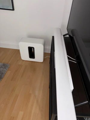 Sonos vitt soundbar och subwoofer - Kraftfullt ljudsystem från sonos. Otroligt nöjd med allting när det gäller denna produkt. Sonos appen gör det superenkelt att styra allt med systemet. Säljer pga grannar klagat på ljudet. Endast haft sedan 6:e Februari så bättre skicka får man leta efter!  Pris: 17 500kr  Nypris: 20 480kr