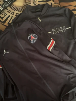 PSG & Hugo Boss zipper - Hej, säljer en Hugo Boss zipper storlek M, och en PSG Nike zipper storlek S, båda är bra i skick, använda några gånger, ingen fläck eller nåt, och lägger den självklart i tvättmaskinen innan jag fraktar iväg dom:)