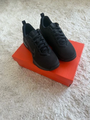 Nike Skor - Helt nya Nike Air Max skor i svart. Skorna är i storlek 42. Pris kan diskuteras