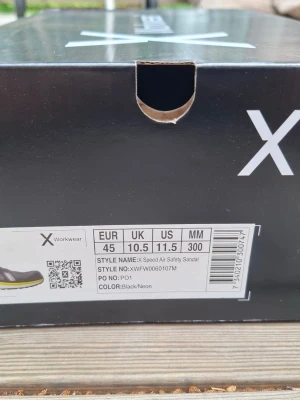 Arbetsskor •X Workwear X Speed Air Safety Sandal S1P – skyddsskor med BOA – stl 45 - •PERFEKTA FÖR SOMMAREN• Säljer ett par X Workwear X Speed Air Safety Sandal S1P i svart/neon.  Moderna och mycket bekväma skyddsskor med smart vikbar/mjuk häl, vilket gör att de kan användas både som vanliga arbetsskor och som sandaler. Utrustade med BOA-snörning för snabb och enkel justering.  ✔ Säkerhetsklass S1P ✔ Lätta och luftiga ✔ Komposittåhätta ✔ Spiktrampskydd ✔ BOA-snörsystem ✔ Kan användas både som sko och sandal  •Perfekta för lastbilschaufförer, lager, industri, verkstad, bygg eller