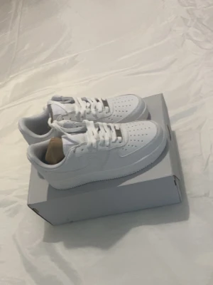 Air force 1 - 🤍👟 Säljer ett par stilrena vita sneakers i storlek 38! 👟🤍  ✨ Helt vita och supertrendiga – passar till allt! ✨ Klassisk och tidlös design 🤍 ✨ Bekväma för både vardag och fest 💃🕺 ✨ Fint skick och redo för en ny ägare 🌟  📏 Storlek: 38 🎨 Färg: Vit 🤍 📍 Enkel att matcha med alla outfits 👖👗  💌 Skicka gärna meddelande vid intresse eller frågor! 😊✨ 🚀 Först till kvarn! 🛍️🔥🤍👟✨💕🌸🌟💫