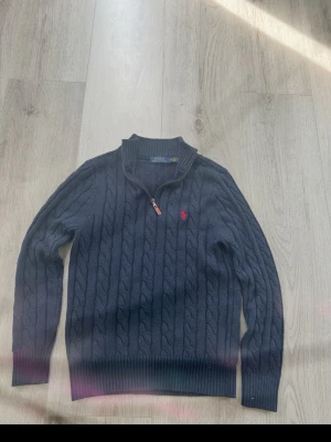 Mörkgrå kabelstickad tröja Polo Ralph Lauren - Skit snygg Ralph lauren zip up passar när som priset är fast eftersom de är superpris skriv vid frågor passar även S