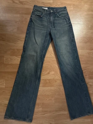 Zara Jeans  - Jeans från Zara Öppen för bud vid snabb affär. Paketpris vid köp av flera plagg.🎀