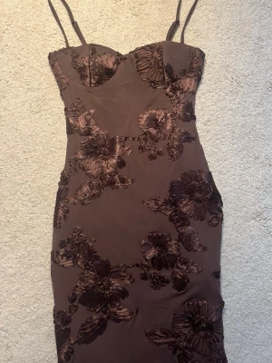 Supersnygg Klänning - Köpt här på Vinted men aldrig använd. Är i nyskick och har inga defekter. Kom privat för fler frågor💕