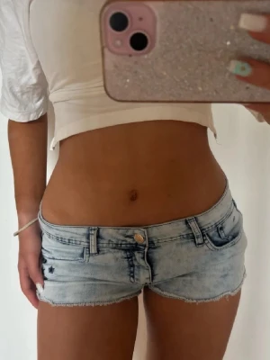 Lågmidjade vintage shorts  - Så fina Lågmidjade vintage blå shorts. Midjemått rakt över: 37. Jag är 168 och det är mina bilder, köp via köp nu direkt eller Swish, kvar tills markerad som såld 💖 