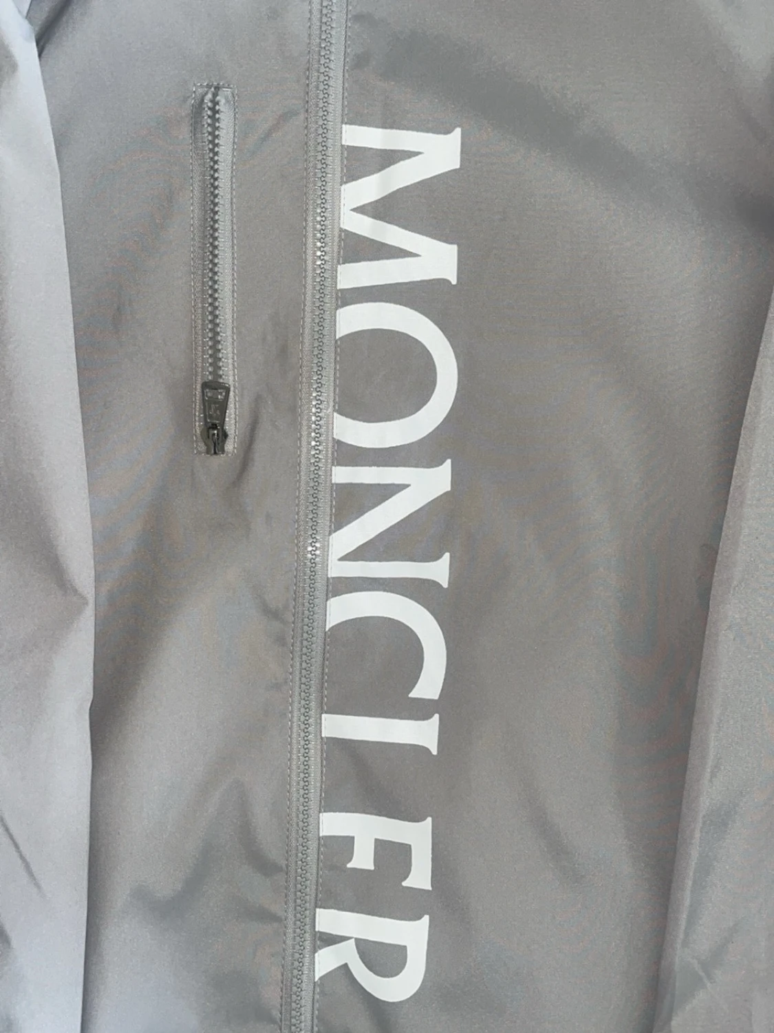 Grå vindjacka från Moncler - 2