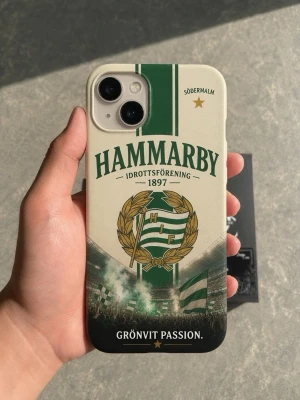 Hammarby mobilskal - finns i alla modeller - Printed In Sweden - FINNS I ALLA IPHONE + SAMSUNG MODELLER. Sjukt snyggt Hammarby mobilskal från Design Case, tryckt i Sverige, skriv gärna vid frågor, priset är förhandlingsbart vid snabb affär och kan skicka direkt efter köpet.  Du kan dessutom designa ett eget mobilskal med dina bilder 🙌