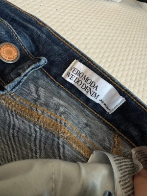 Vero moda jeans - Jeans ifrån Vero moda. De är helt oanvända, sälja då de ej kommit till användning💕