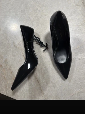 YSL OPYUM HEELS - super nice one of a kind iconic YSL heels that i unfortunately have to sell, one of the shoes have a missing piece at the heel, original retail price is 13 650 SEK. the bottom has a protective layer on it. serial number 472011. no dust bag or shoe box available since they’re vintage.