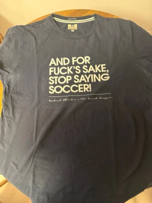 Weekend Offender Stop Saying Soccer Marinblå XL - Säljer en Weekend Offender Stop Saying Soccer Marinblå T-shirt i storlek XL. I mycket bra skick. Köpt på The Smart Dresser.