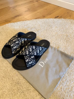 Dior tofflor - Säljer ett par stiliga fräscha tofflor till ett mycket bra pris, perfekt nu inför sommaren! Storlek 43, använda ett fåtal gånger. Priset sänks vid snabb affär!