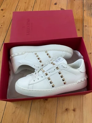 Valentino skor (nya) - Typ helt nya valentino skor. Size 37, nypris 6500+