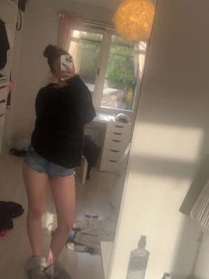 Blå denimshorts med rå kant - Säljer ett par klassiska blå denimshorts med rå kant nertill. Shortsen har en lågmidjad passform och är perfekta för varma dagar. Passar till det mesta och är ett måste i garderoben!