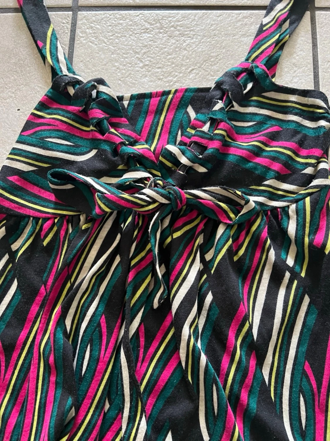 Randig ärmlös topp  med knyt storlek M/L - 1