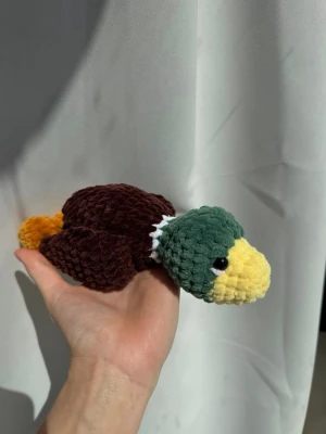 Virkad anka🦆 - En söt och mjuk virkad anka❣️Den är 9,5cm på bredden och 19cm på höjden