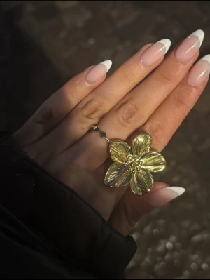 Stor guldfärgad blomring - Rostfritt stål ring