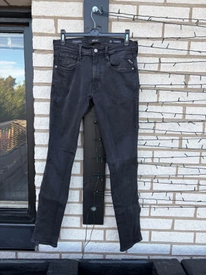 Replay jeans - Svarta replay anbass hyperflex 31/34 superbekväma i mycket fint skick tveka inte på att ställa frågor om du har några funderingar, pris går att diskutera