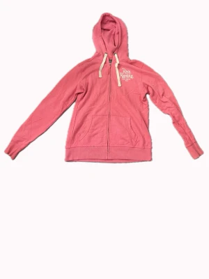 Rosa ziptröja från Race Marine - Rosa zip hoodie med dragkedja, huva och vita snören. Tryckt logga på bröstet och två fickor framtill.Från Race Marine Perfekt för chill dagar eller när du vill ha en avslappnad stil. Storlek S🩷