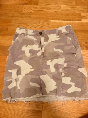 Camo cargo kjol från Hollister - Säljer en beige och ljusbrun camouflagemönstrad cargo kjol från Hollister. Är helt oanvänd och så skön på. Priset går att diskutera 💕