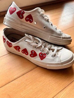 Converse x CDG Play vita sneakers - Unika vita Converse x Comme des Garçons Play sneakers. Säljer då de var för stora
