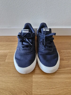 Adidas sneakers  - Blå sneakers st 40 I väldigt fint skick, använda några få gånger  Skoboxen medföljer