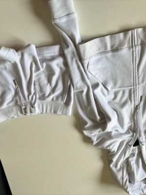 Juicy couture  - Vitt juicy set, hoddie + shorts, båda i storlek XS. Använt men mycket bra skick 🎀 ▪️ TikTok: Ginise  