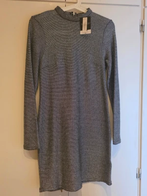 Klänning Topshop - Silvrig klänning från Topshop, strl 40. Aldrig använd. Nypris ca 570kr. 