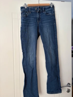 Blå raka jeans från GAP - Säljer ett par klassiska blå straight leg jeans ifrån GAP, köpte i USA. Storlek 27 eller amerikansk size 4. Fint skick och passar bra till sommar som höst.