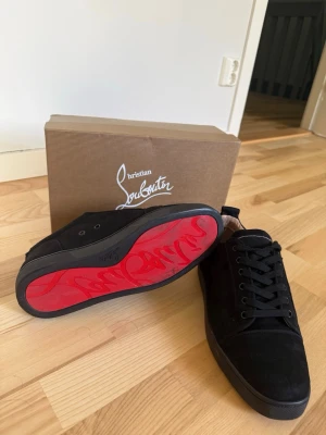 Svarta christian louboutin utan spikar  - Jag beställde dessa för att dem såg ganska snygga ut och jag gillade själva designen men dem kom för stora och det är varför jag säljer dem, bästa priset hittar ni såklart hos mig, för frågor kontakta mig👍