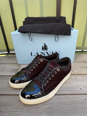Lanvin  - Lanvin dbb1 patent cap toe i vinröd | storlek 7 eu41 passar 42-43 | väldigt bra skick | pris går att diskutera vid snabb affär | bara skor medföljer |
