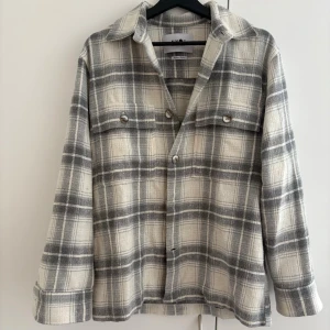 NN07 Overshirt - Tja! NN07 overshirt i mycket bra skick! (Size: M)  (Skick: 5/5)  (Retail: 1999kr)  (Vårt pris: 700kr). Hör av er vid frågor & funderingar! /WC Archive. 