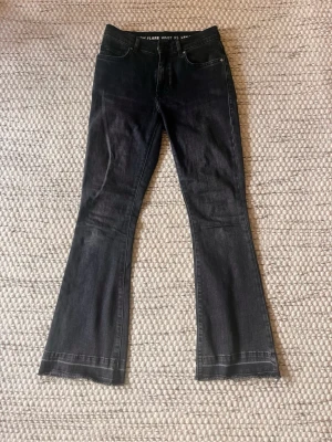 Svarta jeans - Utsvängda jeans från bikbok, storlek xs i midja och 30 i längd. Fint skick